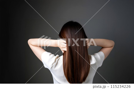 後頭部を抱えて落ち込む後ろ姿の暗い女性 115234226