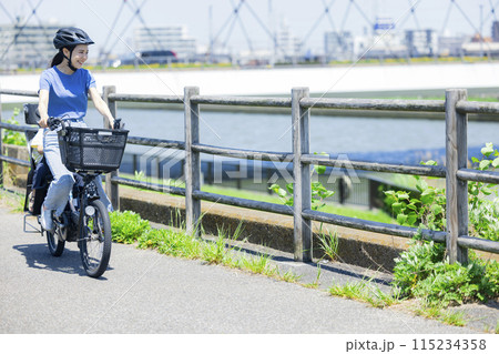 自転車に乗る親子 自転車に乗る親子 115234358