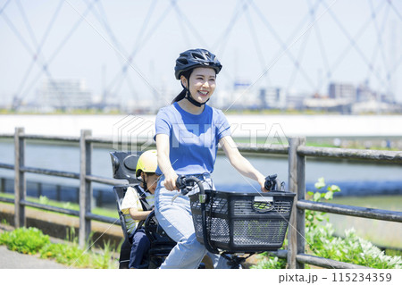 自転車に乗る親子 115234359