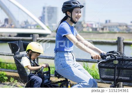 自転車に乗る親子 115234361