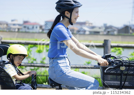 自転車に乗る親子 115234362