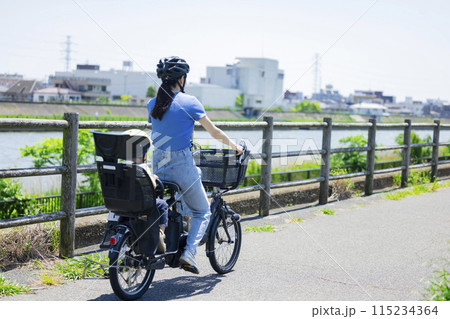 自転車に乗る親子 115234364