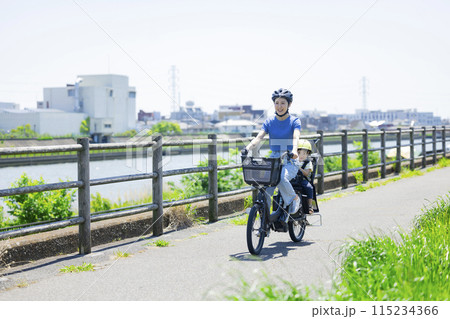 自転車に乗る親子 115234366