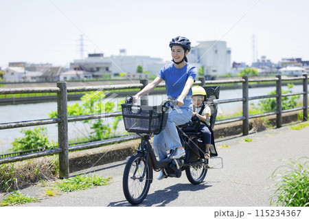 自転車に乗る親子 自転車に乗る親子 115234367
