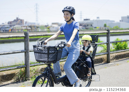 自転車に乗る親子 115234368