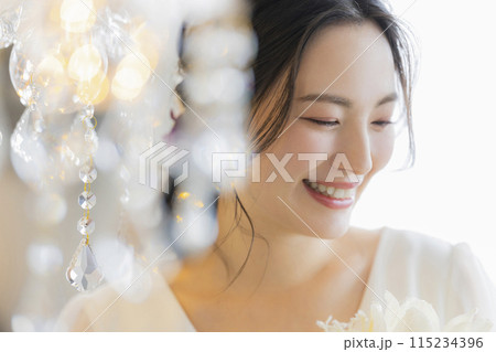 ウェディングドレスを着た若い女性 ウェディングドレスを着た若い女性 115234396