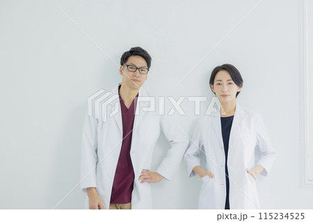 病院で働く医師と女医 病院で働く医師と女医 115234525