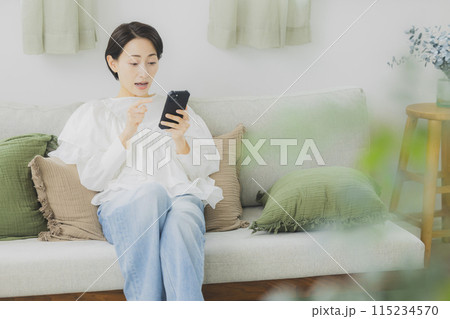 スマホを見る女性 スマホを見る女性 115234570