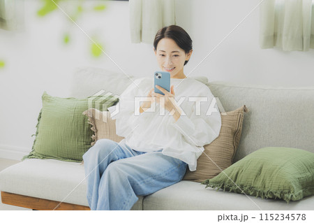 スマホを見る女性 スマホを見る女性 115234578