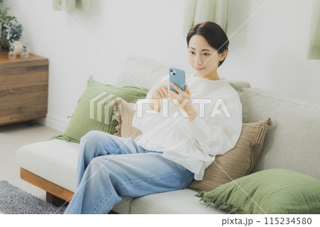 スマホを見る女性 115234580