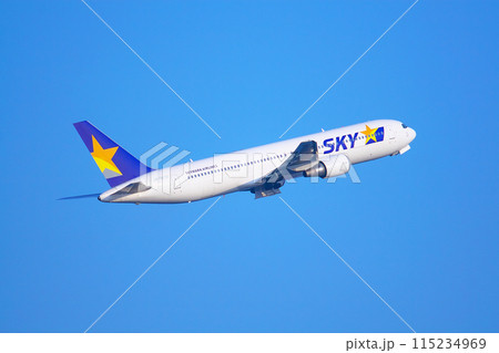 飛び立つジャンボジェット機（2007年）　 都市景観 115234969