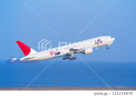 飛び立つジャンボジェット機（2007年）　 都市景観 115234970