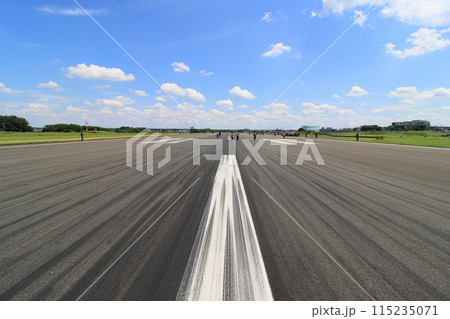 ランウェイウォーク 長い滑走路と夏の青空 ランウェイウォーク 長い滑走路と夏の青空 115235071