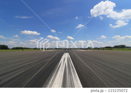 ランウェイウォーク　長い滑走路と夏の青空 115235072
