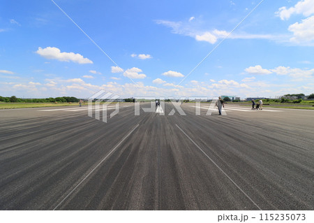ランウェイウォーク 長い滑走路と夏の青空 ランウェイウォーク 長い滑走路と夏の青空 115235073