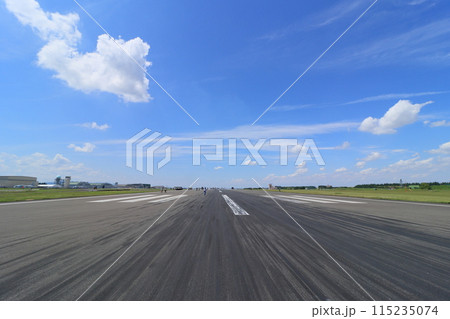 ランウェイウォーク 長い滑走路と夏の青空 ランウェイウォーク 長い滑走路と夏の青空 115235074