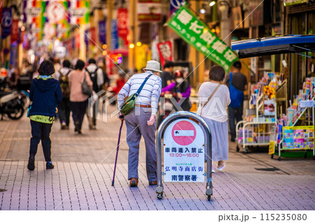 日本の横浜都市景観　高齢化社会…買物客らで賑わう弘明寺かんのん通り商店街＝6月4日 115235080