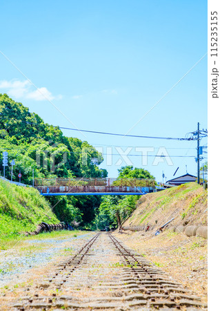 初夏の三池炭鉱宮原坑　線路跡　福岡県大牟田市 115235155