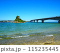 沖縄県古宇利島へ続く古宇利大橋とカエル島 115235445