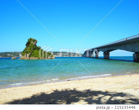 沖縄県古宇利島へ続く古宇利大橋とカエル島 115235446
