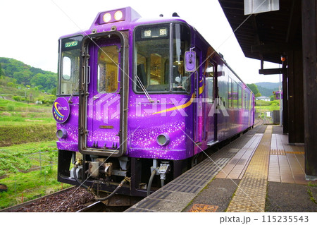 宮本武蔵駅に到着した智頭急行の列車・あまつぼし(岡山県美作市) 宮本武蔵駅に到着した智頭急行の列車・あまつぼし(岡山県美作市) 115235543
