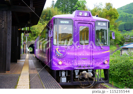 宮本武蔵駅から出発する智頭急行の列車・あまつぼし(岡山県美作市) 宮本武蔵駅から出発する智頭急行の列車・あまつぼし(岡山県美作市) 115235544