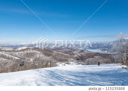 猫魔ヶ岳のスキー場　北エリアから檜原湖方面を望む 115235808