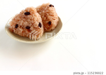 白背景の赤飯おにぎり 115236022