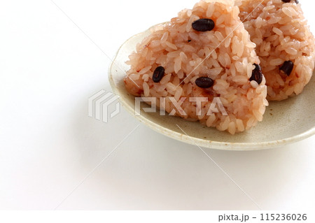 白背景の赤飯おにぎり 115236026