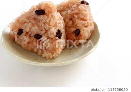 白背景の赤飯おにぎり 115236029