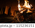 焚き火と薪（暗め） 115236151