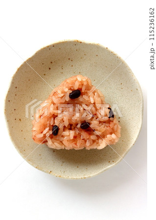 白背景の赤飯おにぎり 115236162
