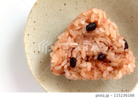 白背景の赤飯おにぎり 115236166