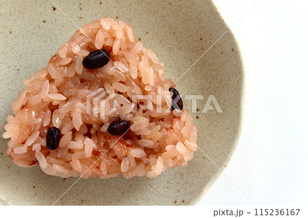 白背景の赤飯おにぎり 白背景の赤飯おにぎり 115236167
