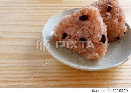 テーブル背景の赤飯おにぎり 115236390