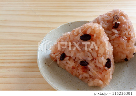 テーブル背景の赤飯おにぎり 115236391