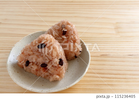 テーブル背景の赤飯おにぎり 115236405
