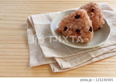 テーブル背景の赤飯おにぎり 115236565