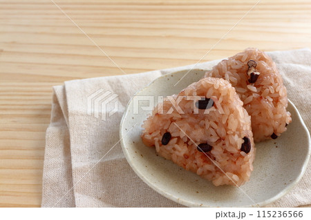 テーブル背景の赤飯おにぎり 115236566