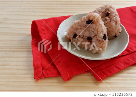 テーブル背景の赤飯おにぎり 115236572