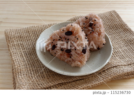 テーブル背景の赤飯おにぎり 115236730