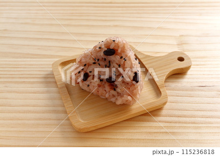 テーブル背景の赤飯おにぎり テーブル背景の赤飯おにぎり 115236818