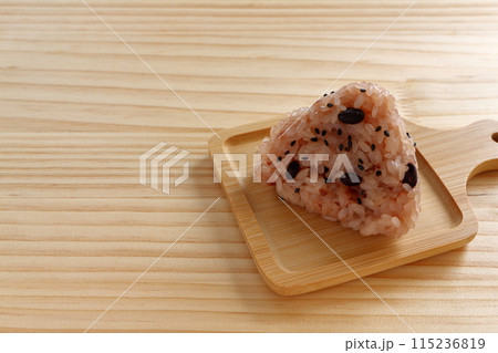 テーブル背景の赤飯おにぎり テーブル背景の赤飯おにぎり 115236819