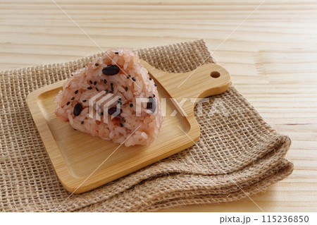 テーブル背景の赤飯おにぎり 115236850