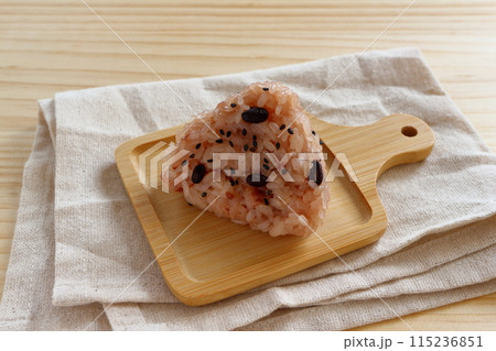 テーブル背景の赤飯おにぎり 115236851