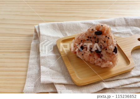 テーブル背景の赤飯おにぎり テーブル背景の赤飯おにぎり 115236852