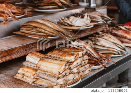 チャガルチ市場　屋台　焼き魚 115236991