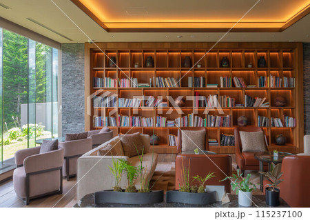 北海道 ニセコの高級リゾートホテル、東山ニセコビレッジ、リッツ・カールトン・リザーブのラウンジ 115237100