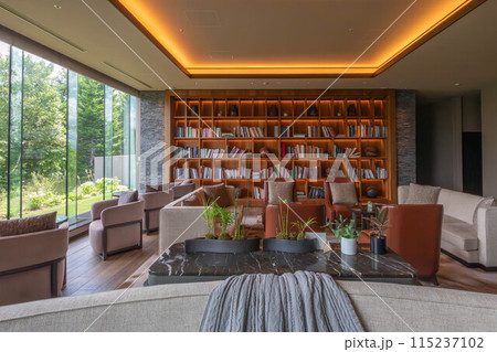 北海道 ニセコの高級リゾートホテル、東山ニセコビレッジ、リッツ・カールトン・リザーブのラウンジ 115237102