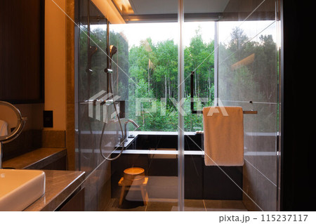 北海道 ニセコの高級リゾートホテル、東山ニセコビレッジ、リッツ・カールトン・リザーブの客室浴槽 115237117